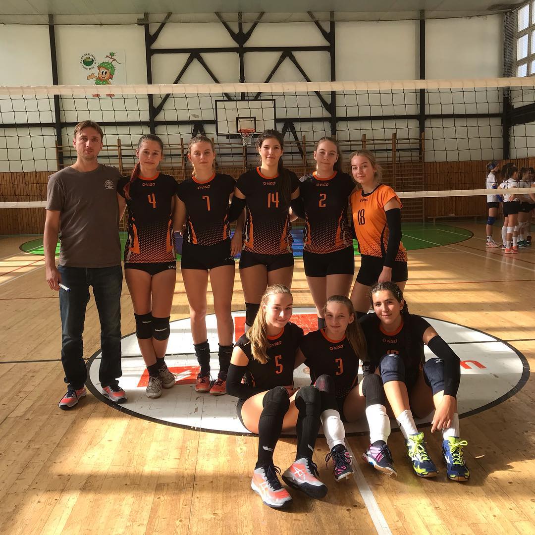 Po prehratom tajbrejku 15:13 sa zapas hodnoti tazko. Na druhej strane favorit sme neboli aj ked sme sa za rok posunuli do roviny rovnocenneho supera. Zilina – Zvolen 3:0 , 3:2 #zvolen #volleyball #volley #kamaratky #kadetky #zilina #hrame #bojujeme #sportujeme